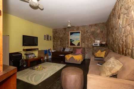 Casa à venda com 367m², 4 quartos e 4 vagas Casa à venda com 367m², 4 quartos e 4 vagasSala de TV