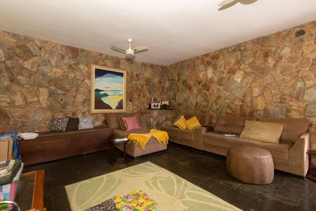 Casa à venda com 367m², 4 quartos e 4 vagas Casa à venda com 367m², 4 quartos e 4 vagasSala de TV