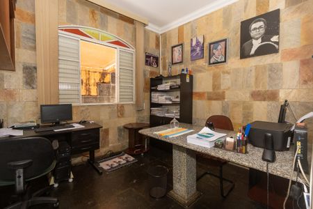 Casa à venda com 367m², 4 quartos e 4 vagas Casa à venda com 367m², 4 quartos e 4 vagasEscritório