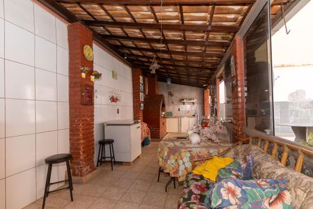 Casa à venda com 367m², 4 quartos e 4 vagas Casa à venda com 367m², 4 quartos e 4 vagasÁrea comum - Churrasqueira