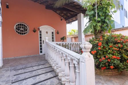 Casa à venda com 367m², 4 quartos e 4 vagas Casa à venda com 367m², 4 quartos e 4 vagasVaranda e Garagem