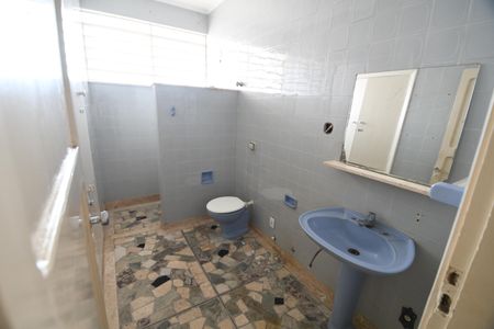 Casa à venda com 230m², 3 quartos e 5 vagasBanheiro 2