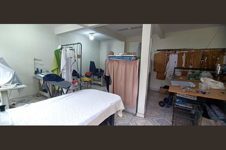 Casa à venda com 200m², 2 quartos e 2 vagas Casa à venda com 200m², 2 quartos e 2 vagasGalpão