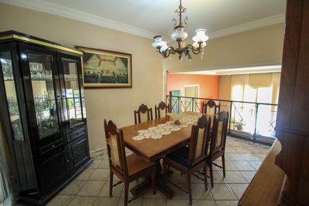 Casa à venda com 360m², 3 quartos e 6 vagas Casa à venda com 360m², 3 quartos e 6 vagasSala