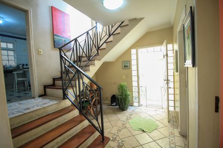 Casa à venda com 360m², 3 quartos e 6 vagas Casa à venda com 360m², 3 quartos e 6 vagasEscada da Sala