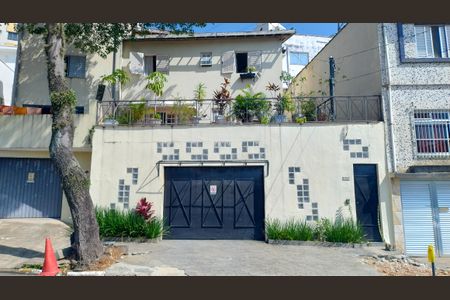 Casa à venda com 360m², 3 quartos e 6 vagas Casa à venda com 360m², 3 quartos e 6 vagasFachada