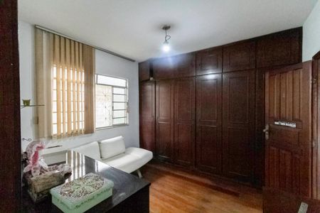 Casa à venda com 231m², 4 quartos e 4 vagas Casa à venda com 231m², 4 quartos e 4 vagasQuarto