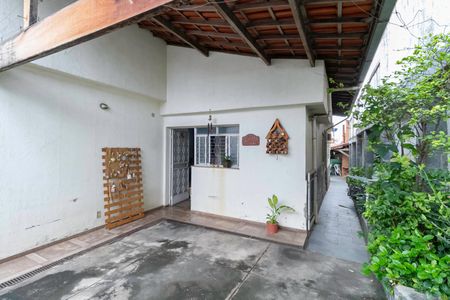 Casa à venda com 231m², 4 quartos e 4 vagas Casa à venda com 231m², 4 quartos e 4 vagasEntrada