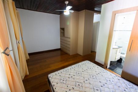 Casa à venda com 5000m², 4 quartos e 10 vagas Casa à venda com 5000m², 4 quartos e 10 vagasSuíte
