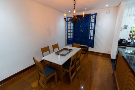 Casa à venda com 5000m², 4 quartos e 10 vagas Casa à venda com 5000m², 4 quartos e 10 vagasCopa