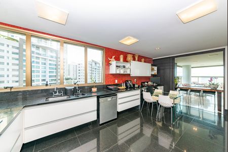 Apartamento à venda com 278m², 4 quartos e 4 vagas Apartamento à venda com 278m², 4 quartos e 4 vagasCozinha
