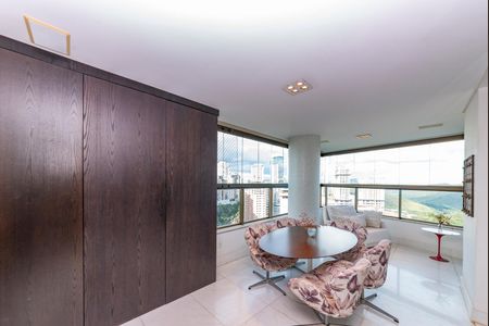 Apartamento à venda com 278m², 4 quartos e 4 vagas Apartamento à venda com 278m², 4 quartos e 4 vagasVaranda da Sala