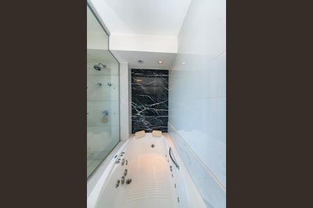 Apartamento à venda com 278m², 4 quartos e 4 vagas Apartamento à venda com 278m², 4 quartos e 4 vagasBanheiro da Suíte 1