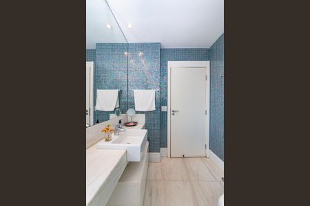 Apartamento à venda com 278m², 4 quartos e 4 vagas Apartamento à venda com 278m², 4 quartos e 4 vagasBanheiro da Suíte 4