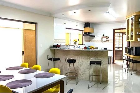Casa à venda com 320m², 5 quartos e 7 vagas Casa à venda com 320m², 5 quartos e 7 vagasFoto 02