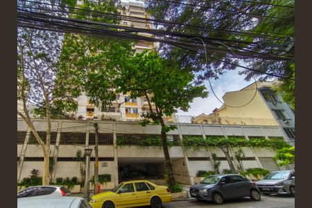 Apartamento à venda com 80m², 2 quartos e 1 vagaFachada e portaria