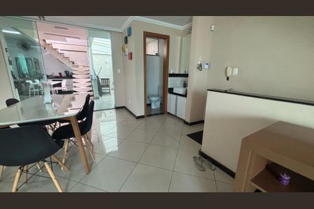 Casa à venda com 250m², 3 quartos e 2 vagasSala