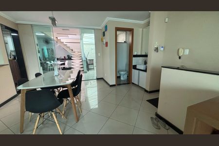 Casa à venda com 250m², 3 quartos e 2 vagasSala