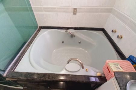 Apartamento à venda com 256m², 4 quartos e 3 vagasDetalhe do Banheiro da Suite