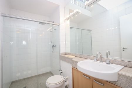 Casa de condomínio à venda com 350m², 3 quartos e 3 vagas Casa de condomínio à venda com 350m², 3 quartos e 3 vagasBanheiro da Suite 2