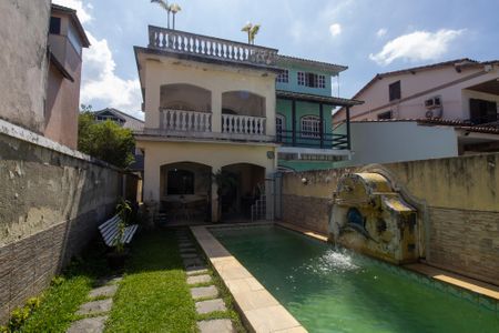 Casa de condomínio à venda com 240m², 3 quartos e 3 vagasFachada