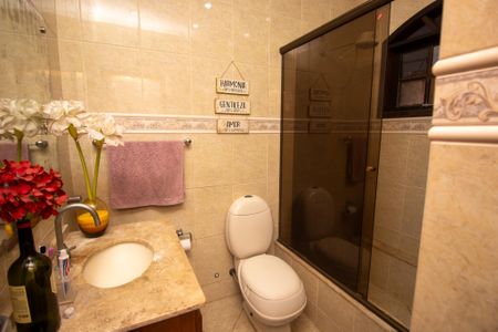 Casa de condomínio à venda com 240m², 3 quartos e 3 vagasBanheiro social 2