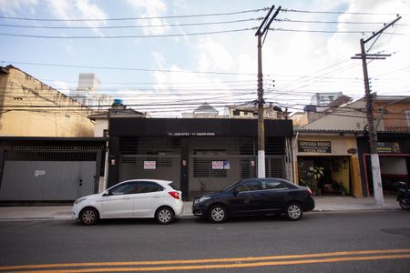 Casa à venda com 300m², 2 quartos e 2 vagas Casa à venda com 300m², 2 quartos e 2 vagasFachada