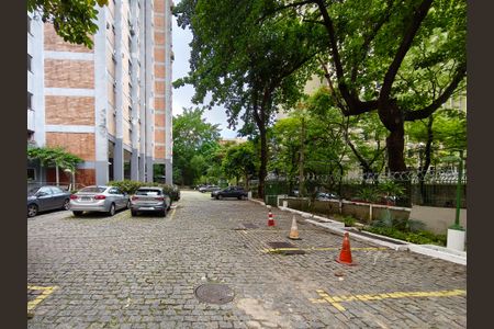 Apartamento à venda com 70m², 2 quartos e 1 vaga Apartamento à venda com 70m², 2 quartos e 1 vagaFachada e portaria