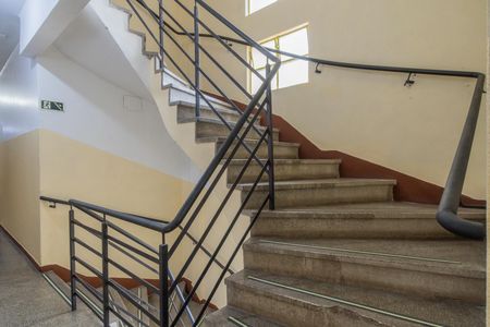 Apartamento à venda com 28m², 1 quarto e sem vaga Apartamento à venda com 28m², 1 quarto e sem vagaEscadas