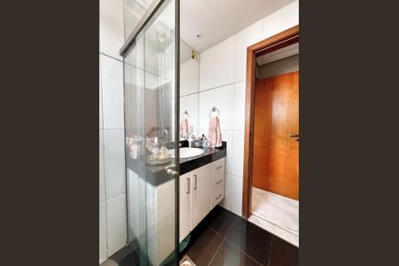 Apartamento à venda com 230m², 4 quartos e 3 vagas Apartamento à venda com 230m², 4 quartos e 3 vagasBanheiro da Suíte 1