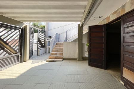 Casa à venda com 220m², 4 quartos e 5 vagas Casa à venda com 220m², 4 quartos e 5 vagasGaragem