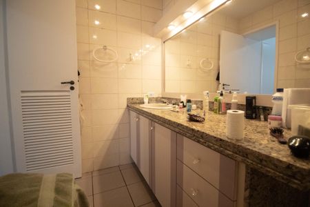 Apartamento à venda com 114m², 3 quartos e 1 vaga Apartamento à venda com 114m², 3 quartos e 1 vagaBanheiro da Suíte