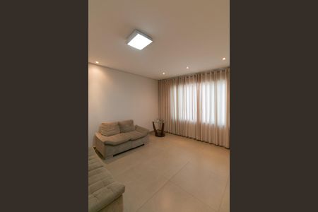 Casa à venda com 282m², 3 quartos e 3 vagasSala de TV