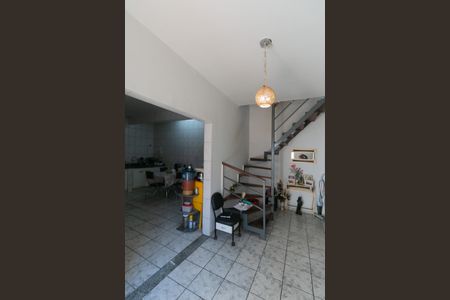 Casa à venda com 80m², 4 quartos e 8 vagas Casa à venda com 80m², 4 quartos e 8 vagasEntrada