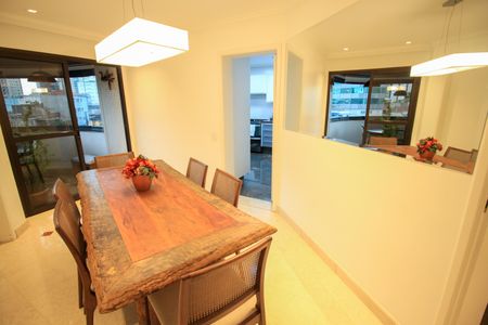 Apartamento à venda com 260m², 6 quartos e 4 vagas Apartamento à venda com 260m², 6 quartos e 4 vagasSala