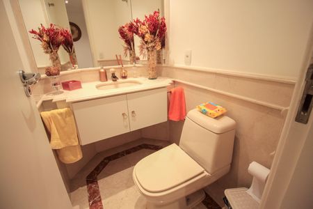 Apartamento à venda com 260m², 6 quartos e 4 vagas Apartamento à venda com 260m², 6 quartos e 4 vagasLavabo