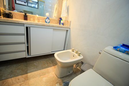 Apartamento à venda com 260m², 6 quartos e 4 vagas Apartamento à venda com 260m², 6 quartos e 4 vagasBanheiro Suíte 2