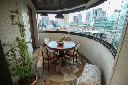 Apartamento à venda com 260m², 6 quartos e 4 vagas Apartamento à venda com 260m², 6 quartos e 4 vagasVaranda