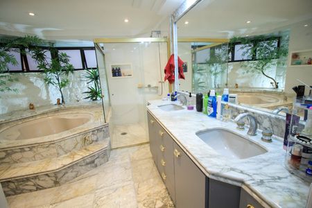 Apartamento à venda com 260m², 6 quartos e 4 vagas Apartamento à venda com 260m², 6 quartos e 4 vagasBanheiro Suíte