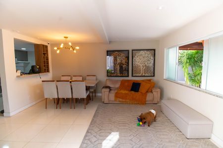 Casa à venda com 240m², 3 quartos e 4 vagasSala