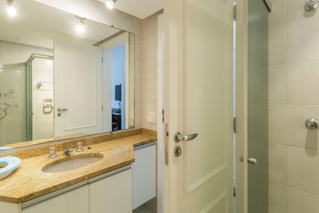 Apartamento à venda com 200m², 3 quartos e 3 vagas Apartamento à venda com 200m², 3 quartos e 3 vagasBanheiro da Suíte 1