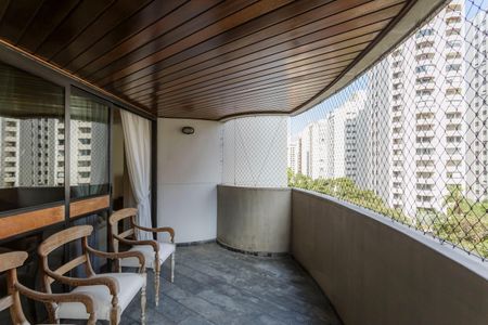 Apartamento à venda com 200m², 3 quartos e 3 vagas Apartamento à venda com 200m², 3 quartos e 3 vagasVaranda