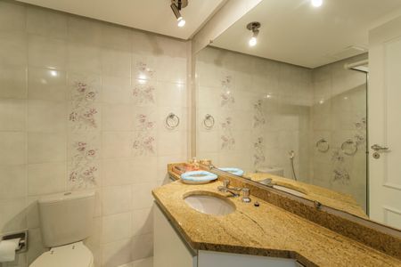 Apartamento à venda com 200m², 3 quartos e 3 vagas Apartamento à venda com 200m², 3 quartos e 3 vagasBanheiro da Suíte 1