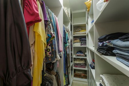 Apartamento à venda com 200m², 3 quartos e 3 vagas Apartamento à venda com 200m², 3 quartos e 3 vagasCloset da suíte 2