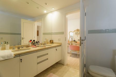 Apartamento à venda com 200m², 3 quartos e 3 vagas Apartamento à venda com 200m², 3 quartos e 3 vagasBanheiro da Suíte 2