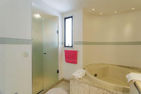 Apartamento à venda com 200m², 3 quartos e 3 vagas Apartamento à venda com 200m², 3 quartos e 3 vagasBanheiro da Suíte 2