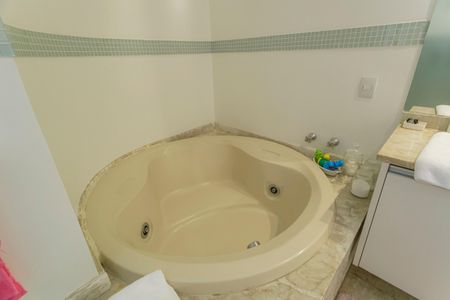 Apartamento à venda com 200m², 3 quartos e 3 vagas Apartamento à venda com 200m², 3 quartos e 3 vagasBanheiro da Suíte 2