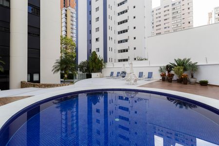 Apartamento à venda com 200m², 3 quartos e 3 vagas Apartamento à venda com 200m², 3 quartos e 3 vagasÁrea comum - Piscina