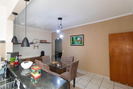 Casa à venda com 256m², 4 quartos e 4 vagas Casa à venda com 256m², 4 quartos e 4 vagasSala de Jantar