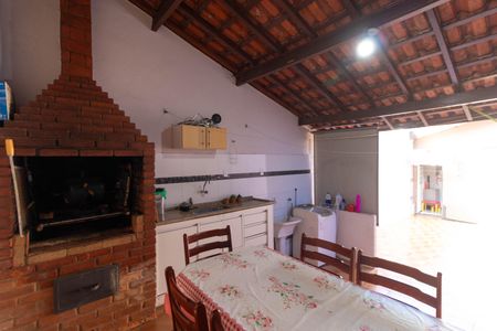 Casa à venda com 256m², 4 quartos e 4 vagas Casa à venda com 256m², 4 quartos e 4 vagasChurrasqueira